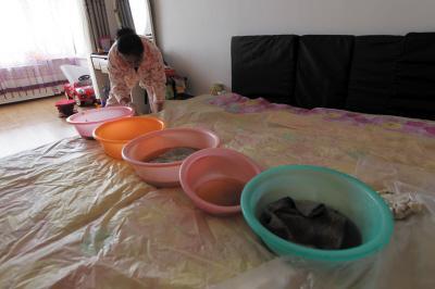 壤塘楼上漏水，住户失联，小区没物管，业主维权难！律师来支招……